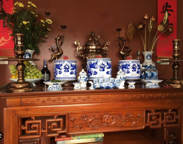 kỷ ngai trên bàn thờ người việt